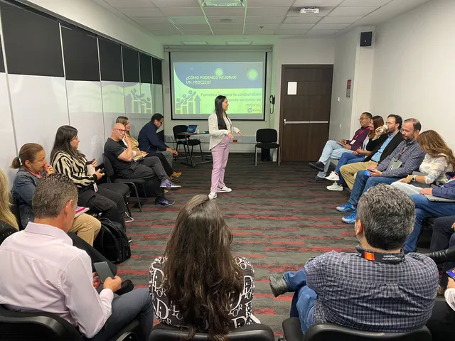 Equipo de Histhana en las instalaciones de una empresa cliente