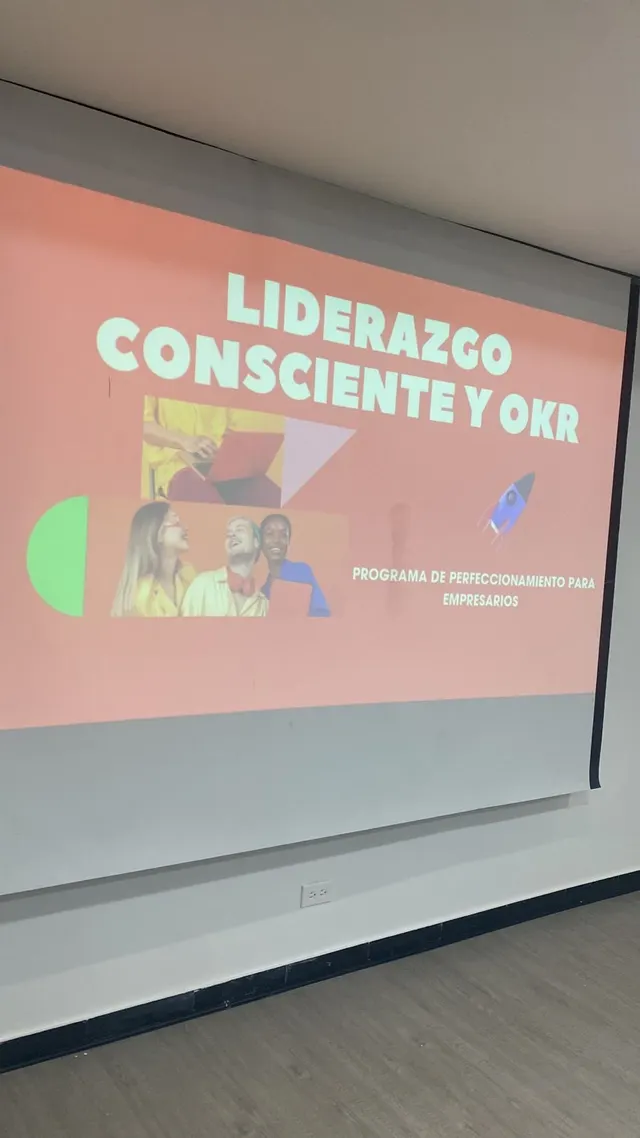 Facilitadora de Histhana presentando ante un grupo sentado en un auditorio