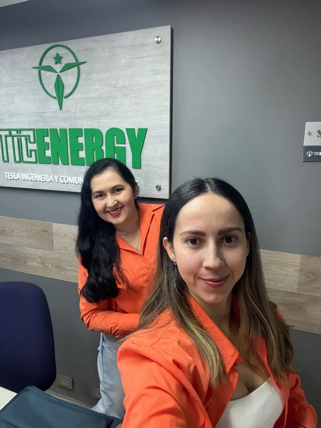 Sesión de formación de Histhana con participantes trabajando en grupo