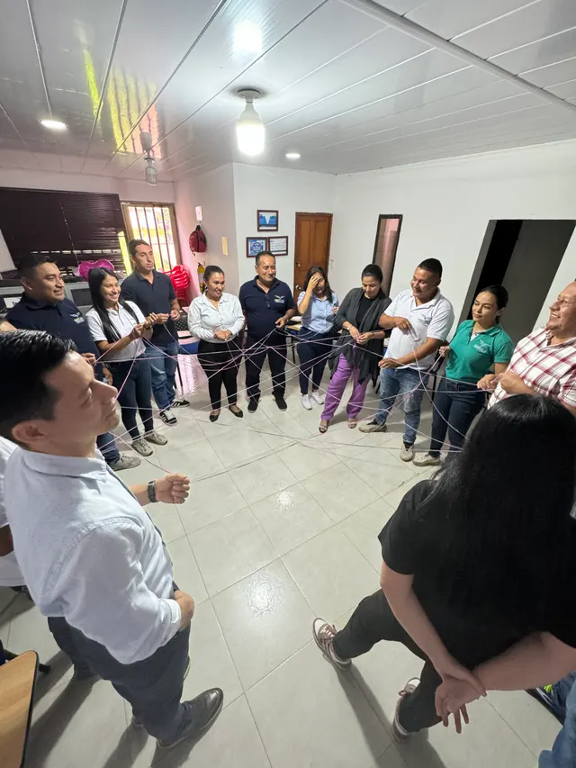 Participantes durante un taller de desarrollo de equipos