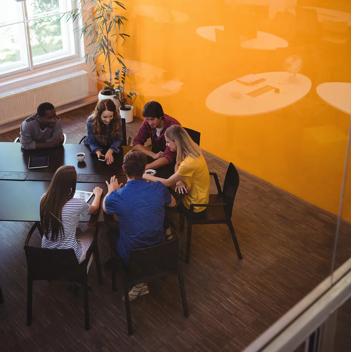 Equipo de trabajo reunido alrededor de una mesa en una oficina