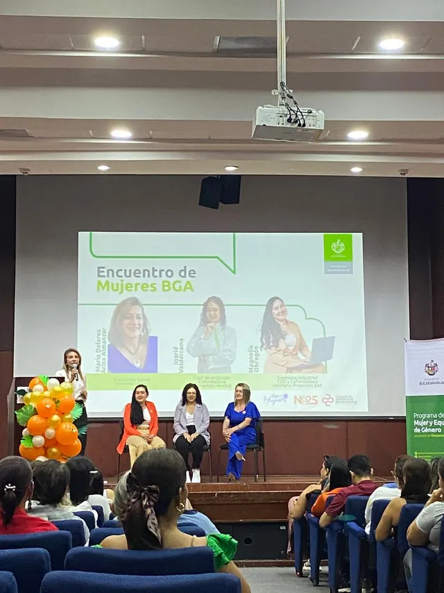 Grupo de participantes en una actividad vivencial de formación