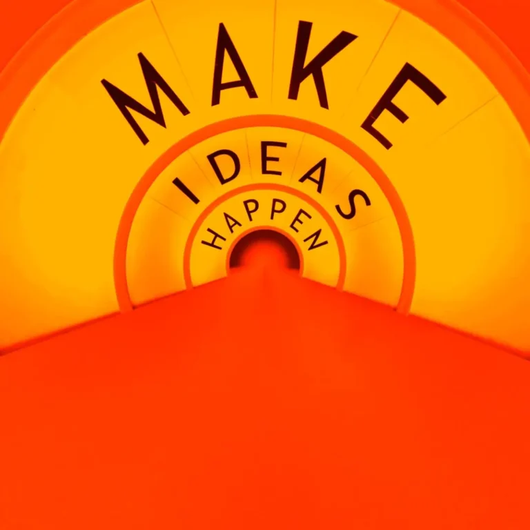 Túnel iluminado con el lema «Make ideas happen»