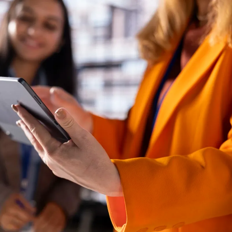 Dos profesionales revisan datos en una tablet durante una jornada de trabajo